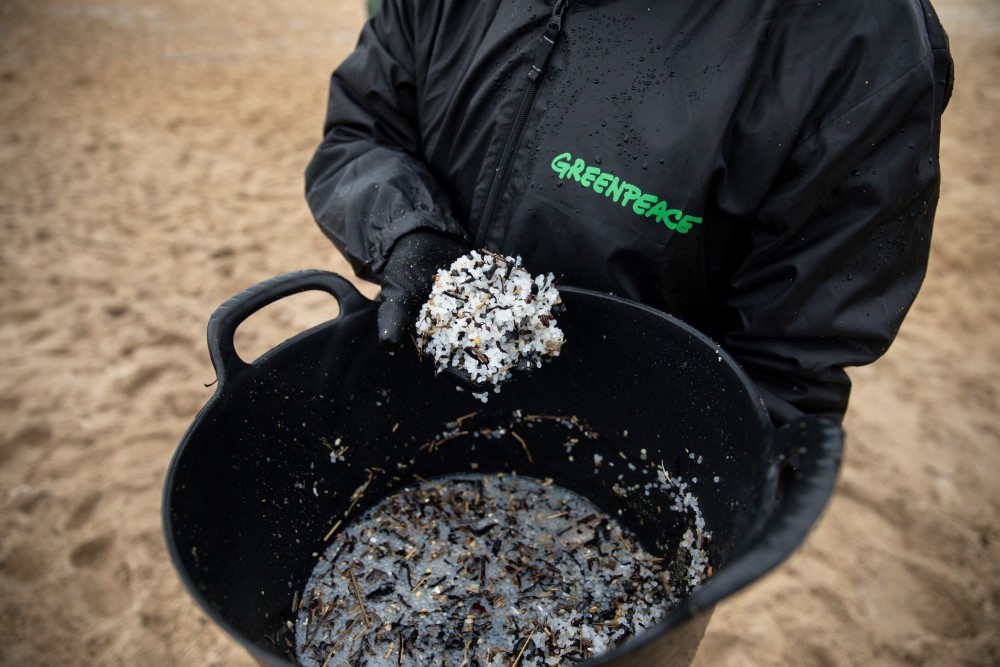 Plastic invades the coast of Spain