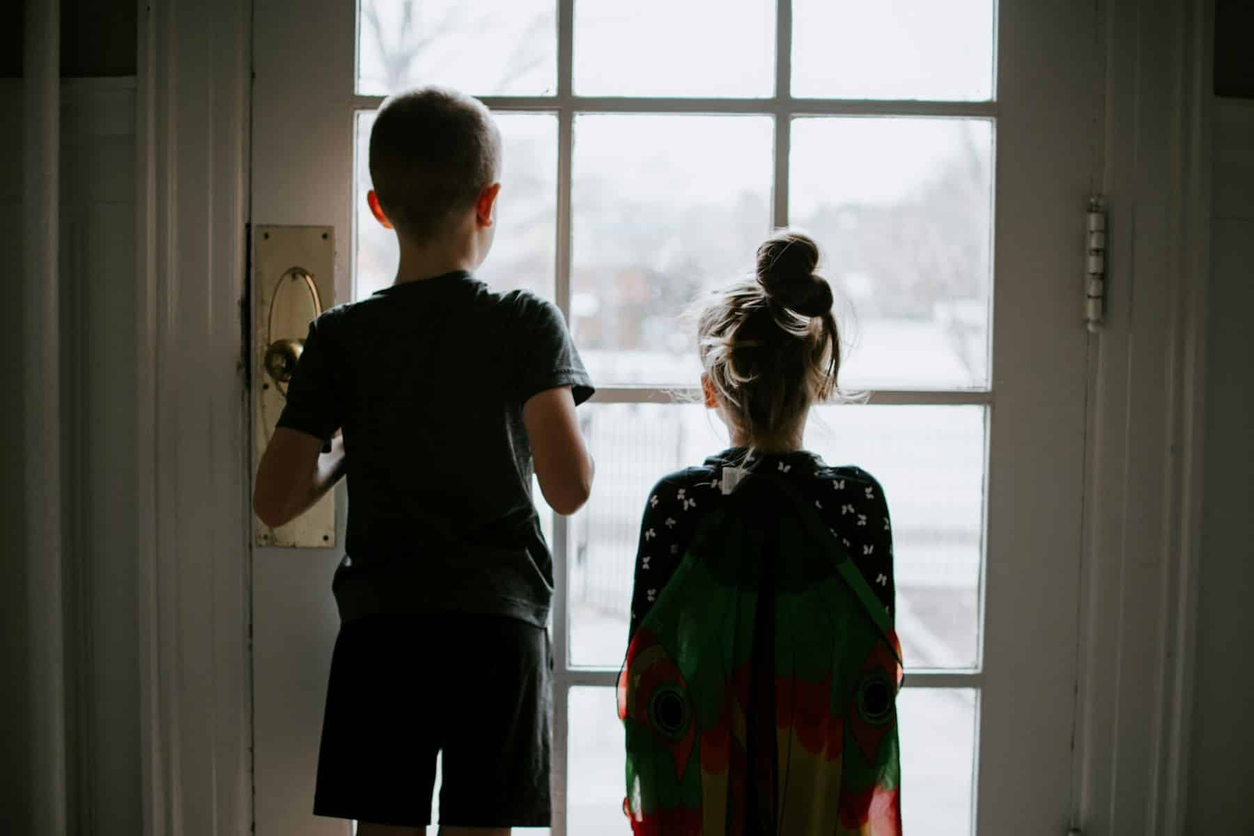 Niños encapsulados cuatro paredes espacios verdes